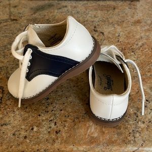 Toddler size 4.5 wide Footmates saddle shoes.